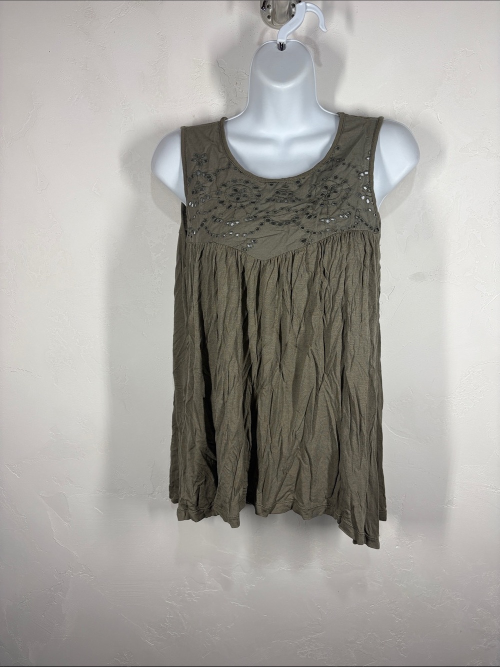 Libby Edelman Women’s Olive Green Eyelet Sleeveless Top size small